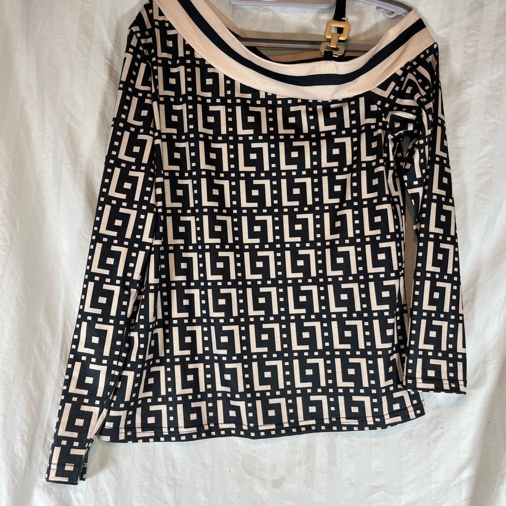 Black Cream Geometric Greek Key Asymmetrical Chain Shoulder Long Sleeve Top